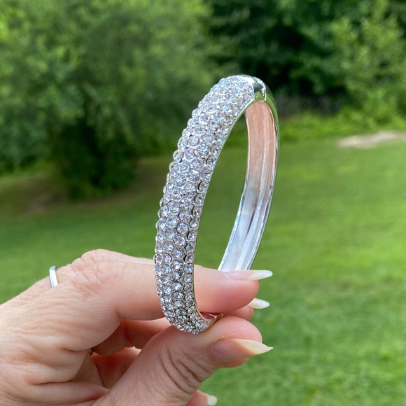 Crystal adorned silver plated hinge bracelet - Picture 15 of 16